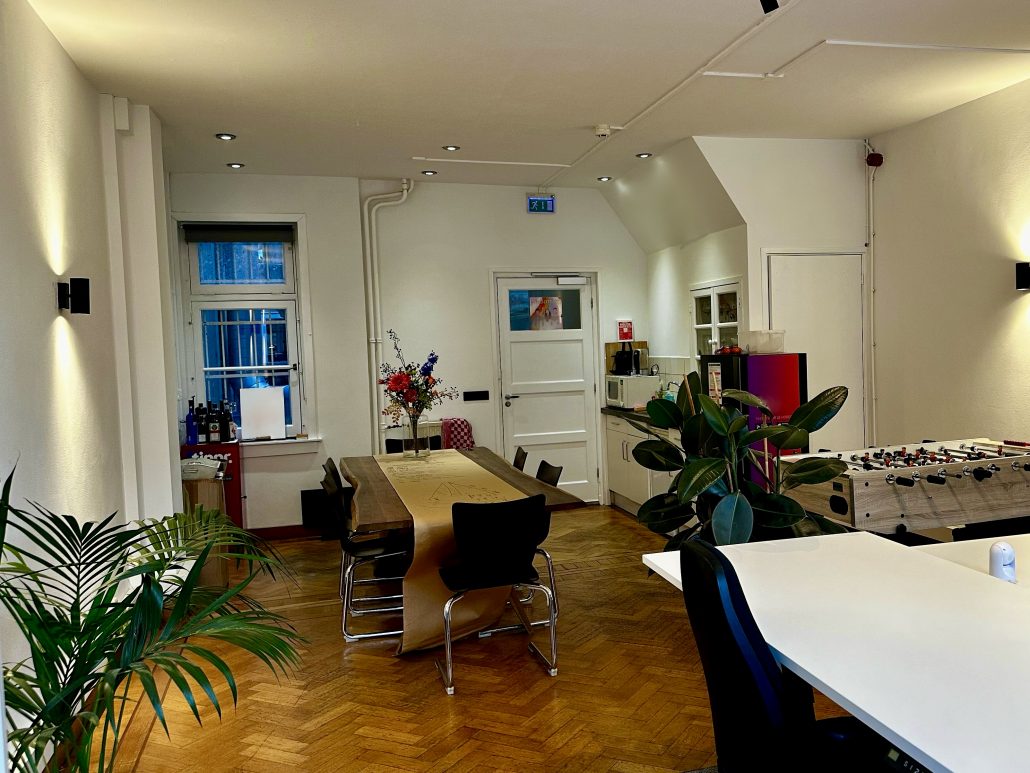 Eerste etage vergadertafel en kitchenette